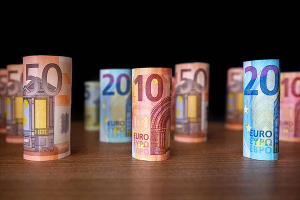 Banknoty euro na biurku — Zdjęcie stockowe