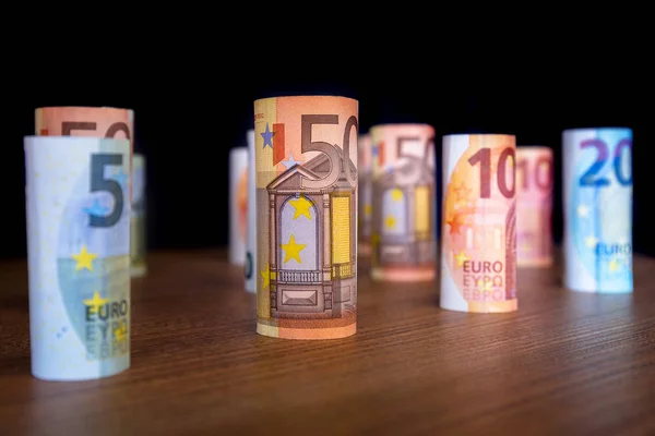 Banknoty euro na biurku — Zdjęcie stockowe