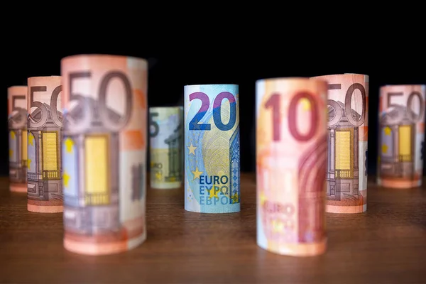 Banknoty euro na biurku — Zdjęcie stockowe