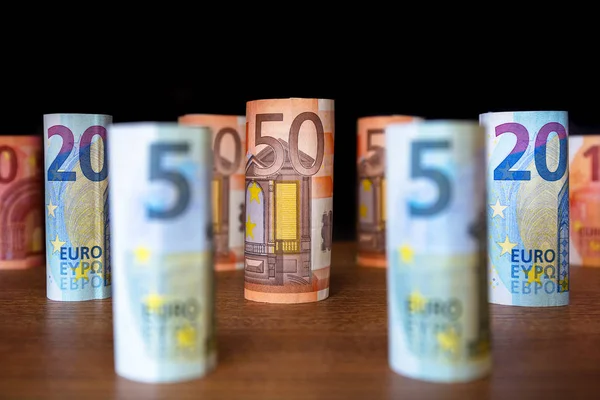 Банкноты евро на столе — стоковое фото