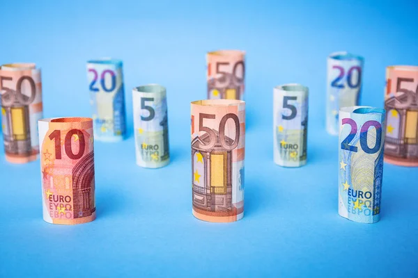 Banknoty euro na niebieskim tle — Zdjęcie stockowe