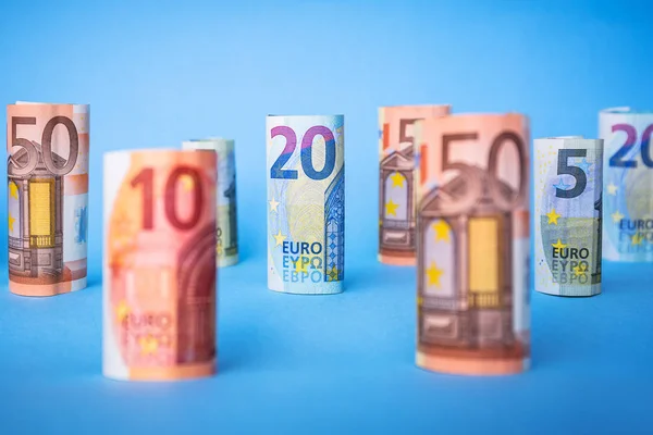 Banknoty euro na niebieskim tle — Zdjęcie stockowe