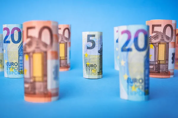 Banknoty euro na niebieskim tle — Zdjęcie stockowe