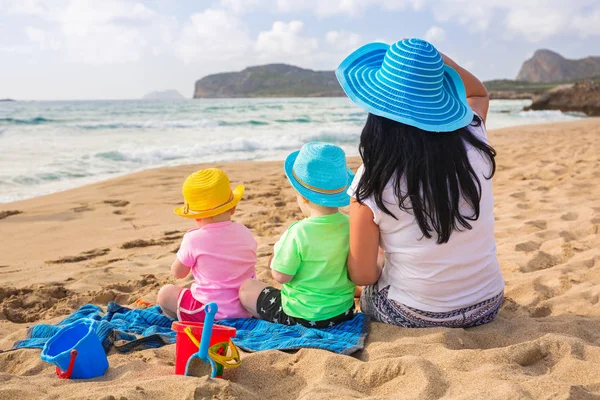 Madre con gemelli in vacanza al mare — Foto Stock