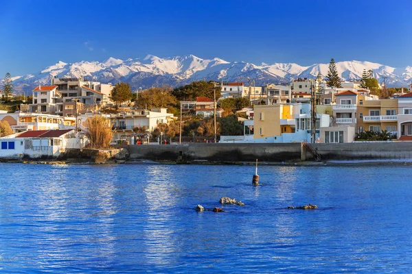 Costa de la ciudad de Kato Galatas con montañas Samaria en Creta —  Fotos de Stock