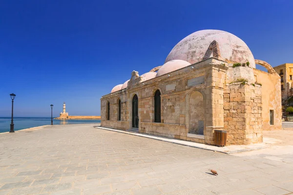 Gamla moskén i hamnen i Chania på Kreta — Stockfoto