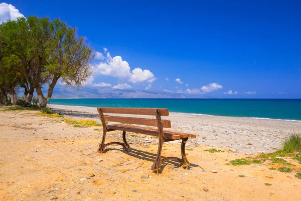 Banco na praia de Maleme em Creta — Fotografia de Stock