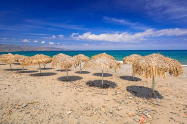 Girit Maleme plajda tropikal şemsiye