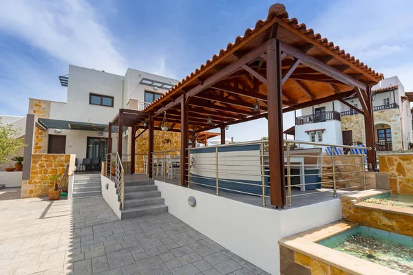 Arquitectura del hotel Ledra Maleme en la ciudad de Maleme en Creta — Foto de Stock