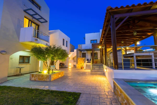 Arkitekturen av Ledra Maleme hotel i Maleme stad på Kreta — Stockfoto