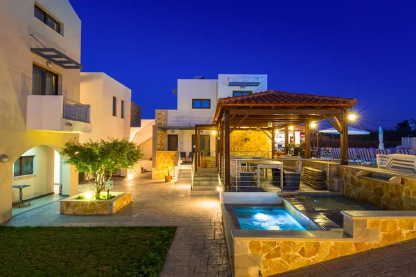 Arkitekturen av Ledra Maleme hotel i Maleme stad på Kreta — Stockfoto