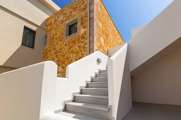 Architecture of Ledra Maleme hotel in Maleme town on Crete — Stock Photo, Image