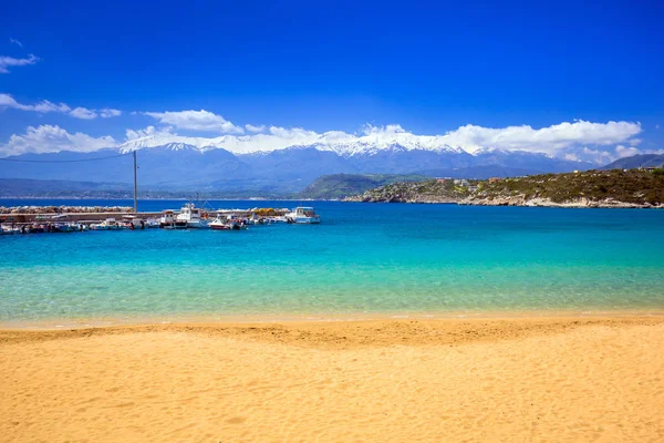 Spiaggia alla baia di Marathi e le montagne bianche a Creta — Foto Stock