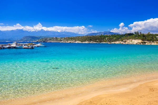 Playa en la bahía de Marathi y las Montañas Blancas en Creta — Foto de Stock