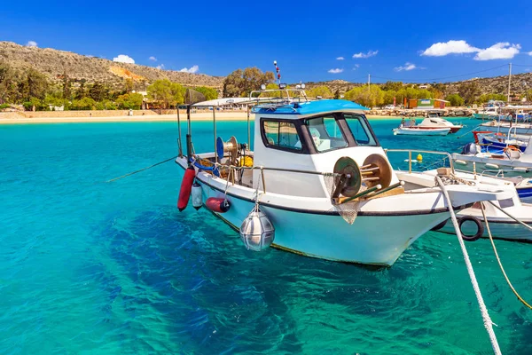 Laguna azul de la bahía de Marathi con barcos de pesca en Creta — Foto de Stock