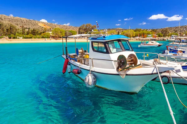 Blaue Lagune der Marathi-Bucht mit Fischerbooten auf Beton — Stockfoto