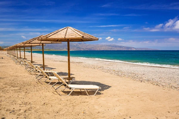 Ombrelloni tropicali sulla spiaggia di Maleme a Creta — Foto Stock