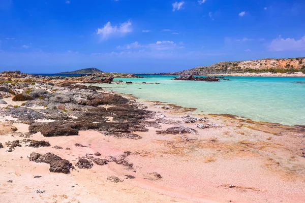Pláž Elafonissi s růžový písek na Krétě — Stock fotografie
