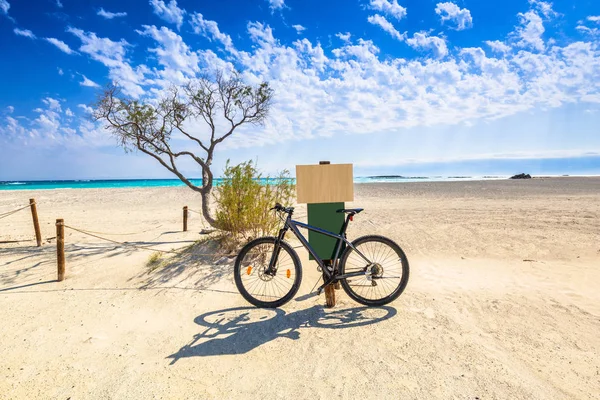 Bicicleta en la playa de Elafonissi en Creta — Foto de Stock