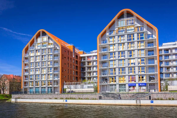 Arquitectura de apartamentos modernos en el río Motlawa en Gdansk, Polonia — Foto de Stock