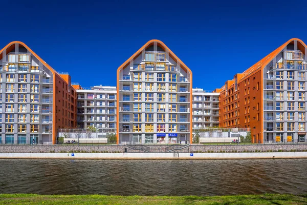 Arkitekturen av moderna lägenheter vid floden Motława i Gdansk, Polen — Stockfoto