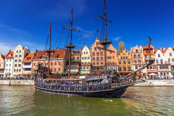 Navio pirata no rio Motlawa em Gdansk, Polônia — Fotografia de Stock