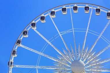 Dönme dolap üzerinde Gdansk mavi gökyüzü