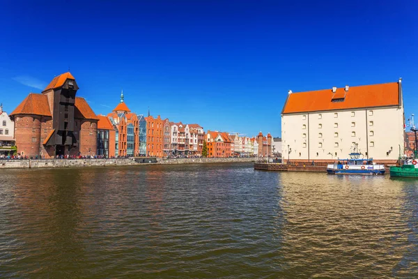 Historiska hamnkranen vid floden Motława i Gdansk — Stockfoto