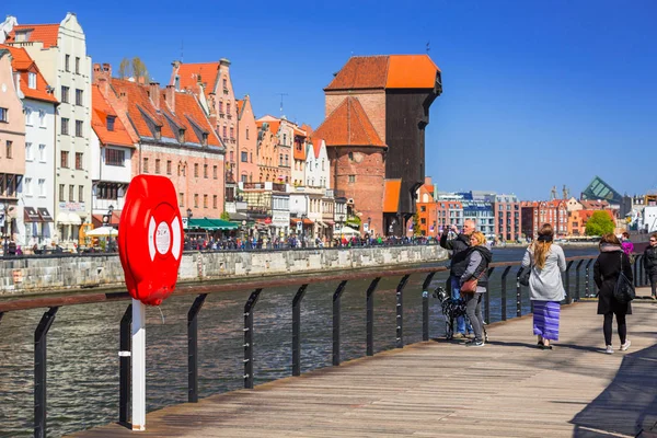 Toeristen st de poort kraan in de oude stad van Gdansk, Polen — Stockfoto