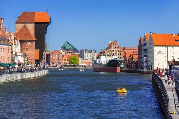 Исторический портовый кран на реке Мотлава в Гданьске, Польша — стоковое фото
