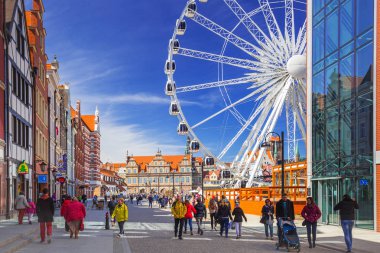 Dönme dolap üzerinde mavi gökyüzü, Gdansk, Polonya