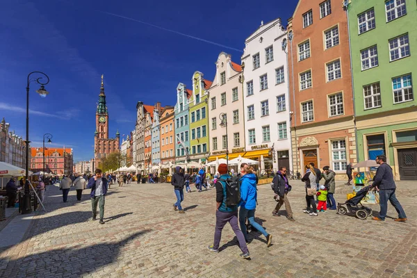 Mensen op de straat van de Long Lane in oude stad van Gdansk — Stockfoto