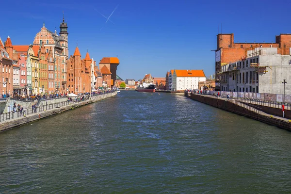 Grúa portuaria histórica en el río Motlawa en Gdansk — Foto de Stock