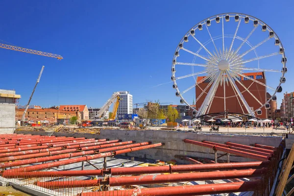 Rueda de la fortuna sobre el cielo azul en Gdansk, Polonia —  Fotos de Stock