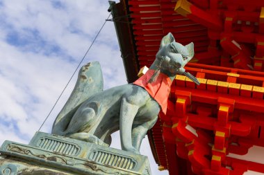 Taş tilki Kyoto Fushimi Inari tapınak yakın kapısında nöbet