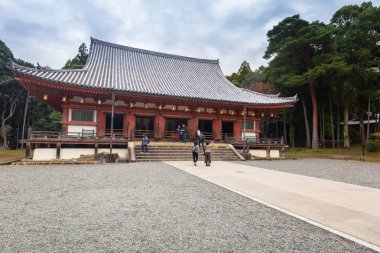 Sonbaharda renkli akçaağaç ağaçları olan Daigo-ji Tapınağı, Kyoto, Japonya