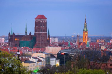 Güzel bir şehir merkezi Gdansk alacakaranlıkta, Polonya