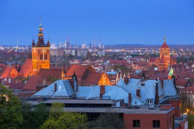 Geceleri Gdansk eski şehrin mimarisi