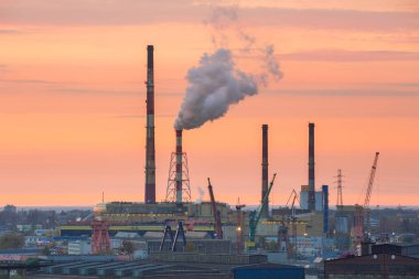 Gün batımında ısıtma tesisi Gdansk, bacalar