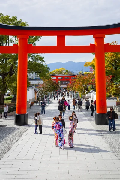 Торії шлях в Fushimi-Inari Taisha Shrine у Кіото — стокове фото