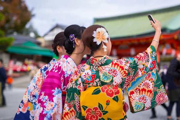 Jeunes femmes portant des kimonos japonais traditionnels à Kyoto — Photo