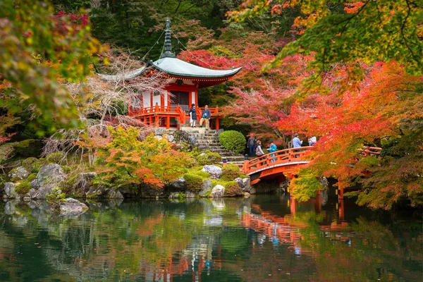 Sonbaharda renkli akçaağaç ağaçları olan Daigo-ji Tapınağı, Kyoto, Japonya — Stok fotoğraf