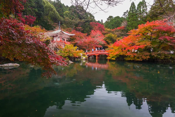 Templo Daigo-ji com plátanos coloridos no outono, Kyoto, Japão — Fotografia de Stock