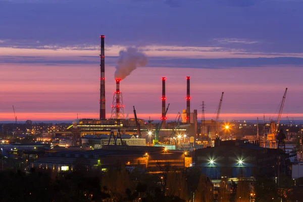 Schoorstenen van de fabriek in Gdansk verwarming bij zonsondergang — Stockfoto