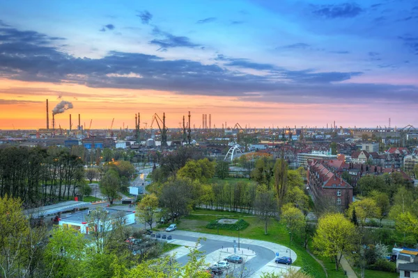 Grues du chantier naval de Gdansk au coucher du soleil — Photo