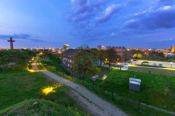 Uitzicht vanaf de Gradowa heuvel in Gdansk in de schemering — Stockfoto