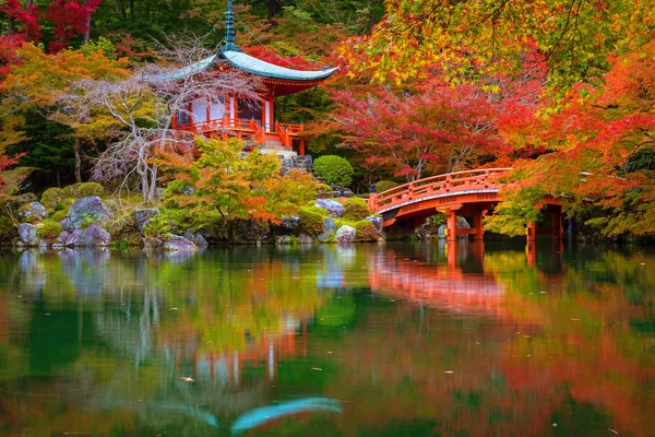 Daigo-ji temple s barevnými javory v Kjótu — Stock fotografie