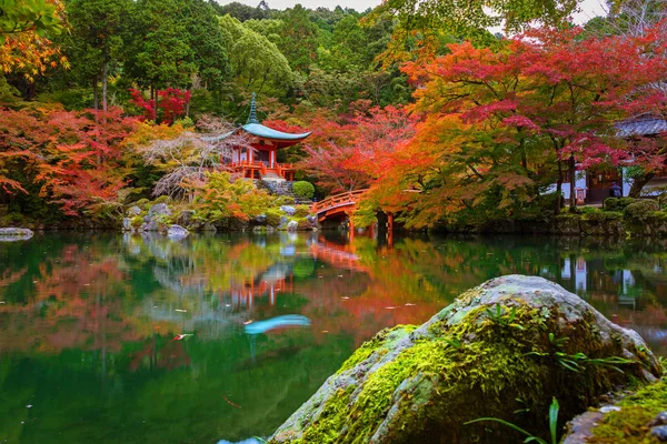 Daigo-ji temple s barevnými javory v Kjótu — Stock fotografie