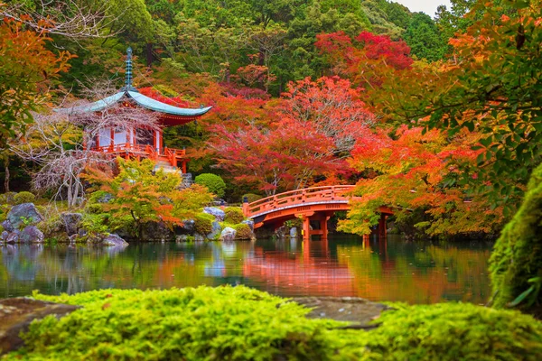 Ναός Daigo-ji με πολύχρωμα πλατάνια στο Κιότο — Φωτογραφία Αρχείου