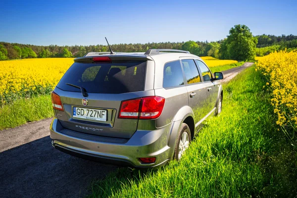 Fiat Freemont Suv på fältet blossom i Polen — Stockfoto